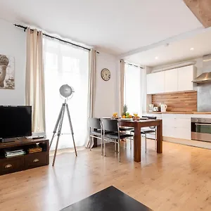https://private-apartment-rue-cler-eiffel-tower-75007.fr-paris.fr